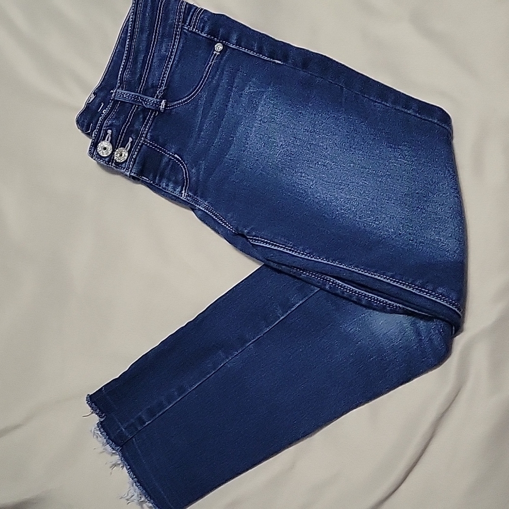 Cute Jean Jennings w frayed bottom, ankle cut.